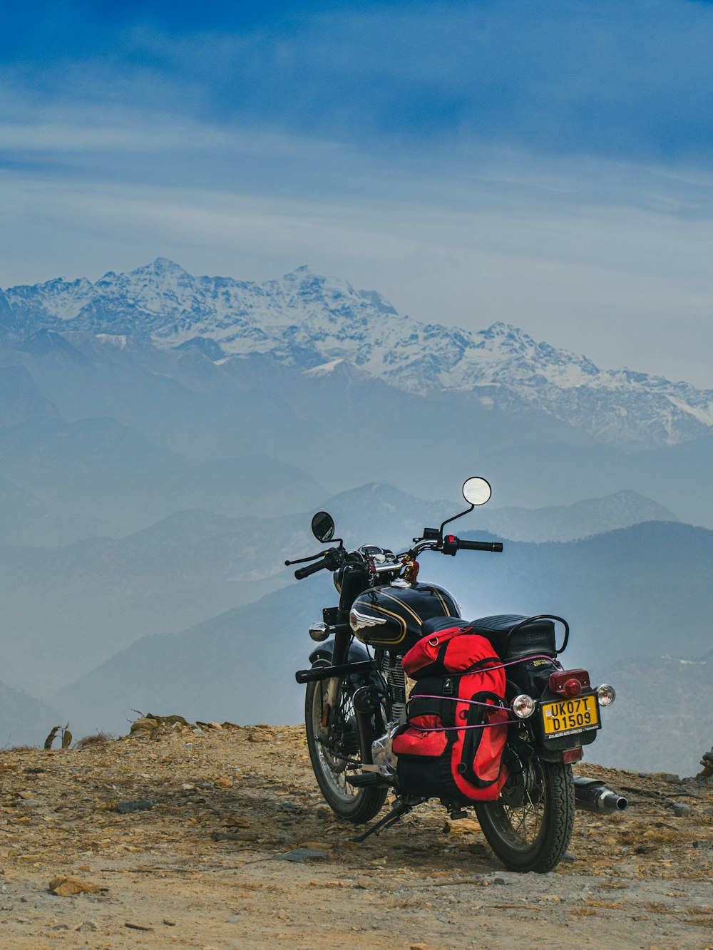 uma motocicleta estacionada no topo de uma montanha