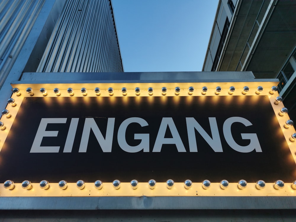 a large sign that says engang on it