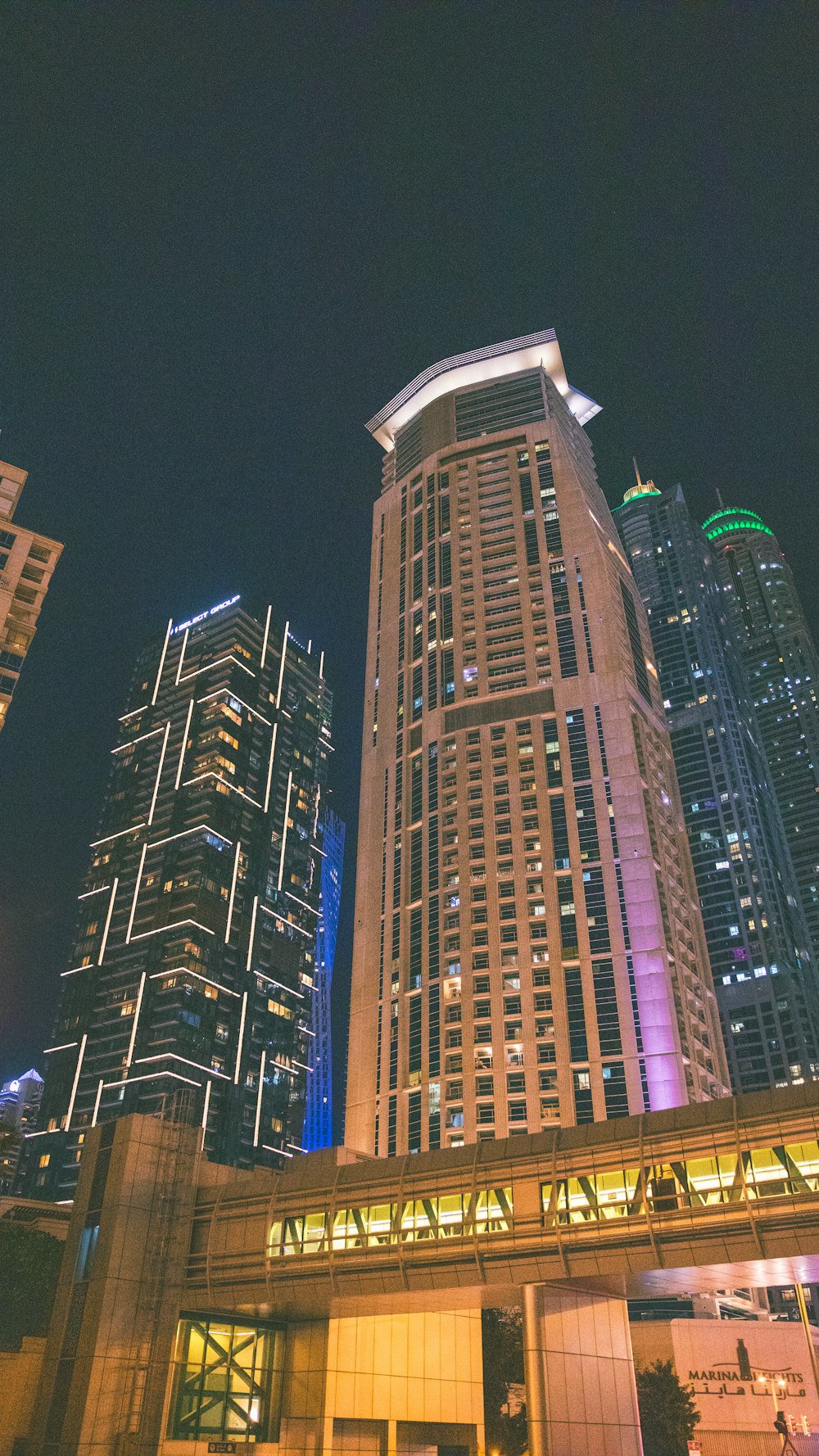 Ein sehr hohes Gebäude in einer Großstadt bei Nacht