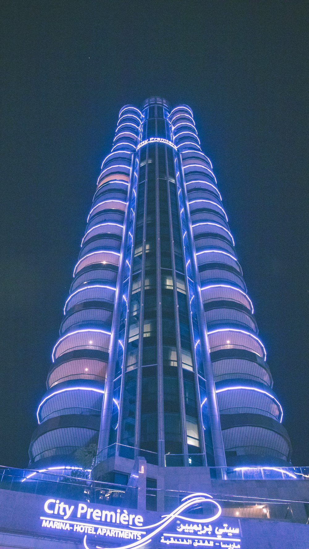 ein hohes Gebäude, das mit blauem Licht beleuchtet ist