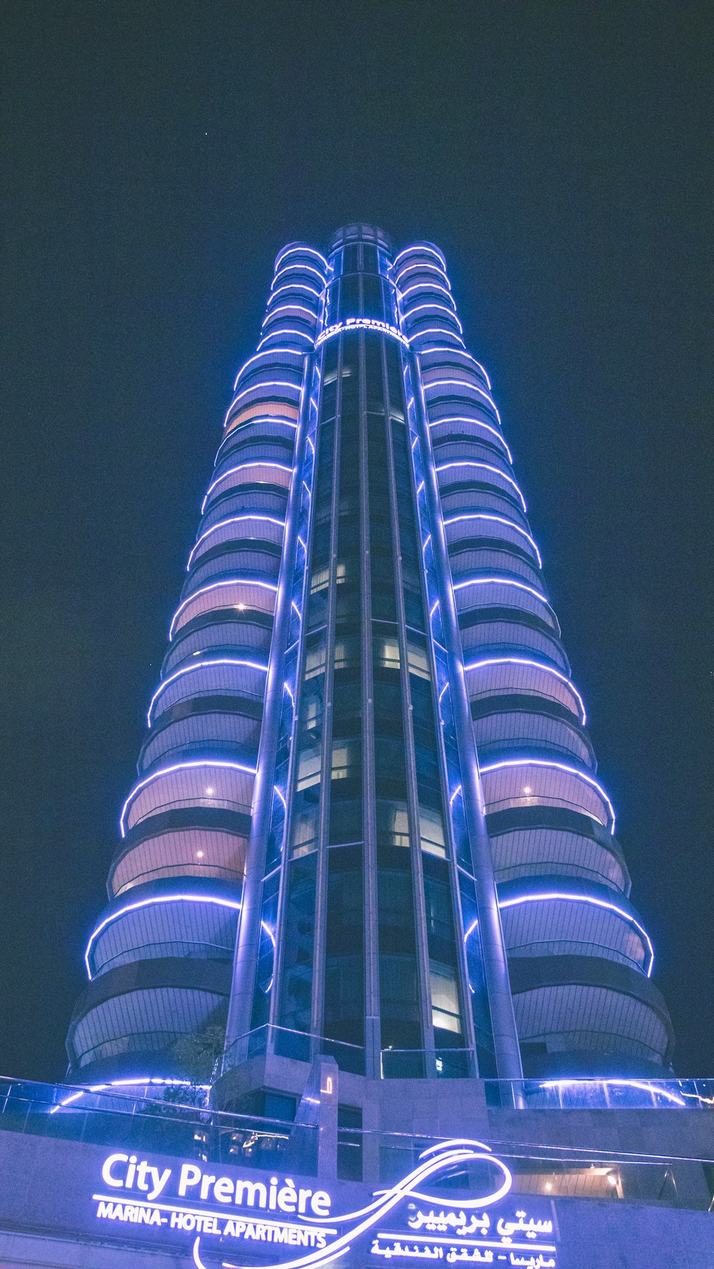 青いライトで照らされた高層ビル