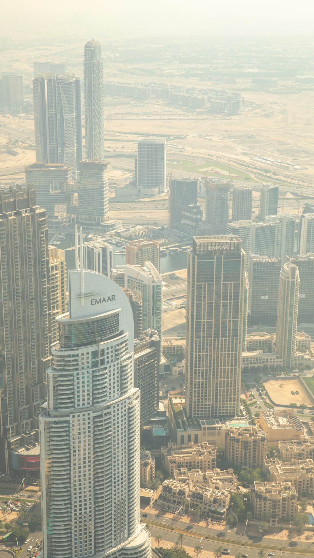 高層ビルが立ち並ぶ都市の航空写真