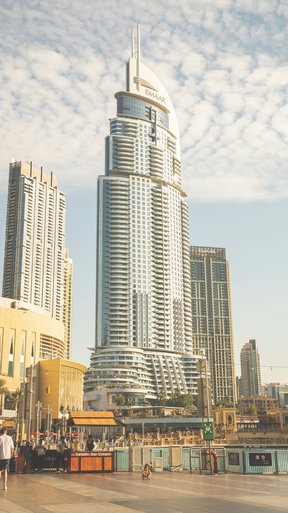 un gruppo di persone in piedi di fronte a un alto edificio