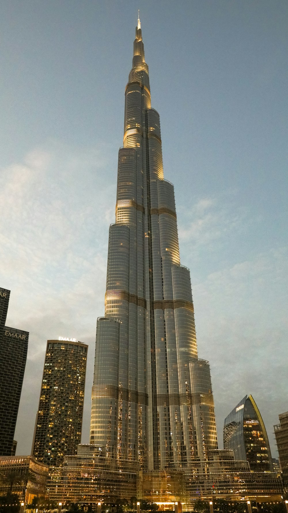 Un edificio muy alto que se eleva sobre una ciudad