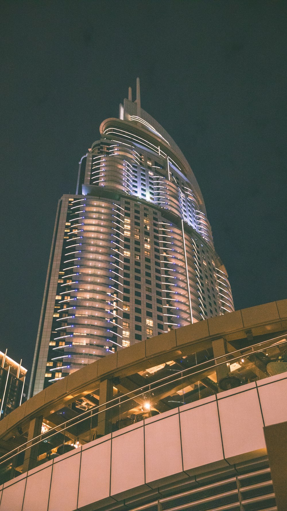 Un alto edificio illuminato di notte in città