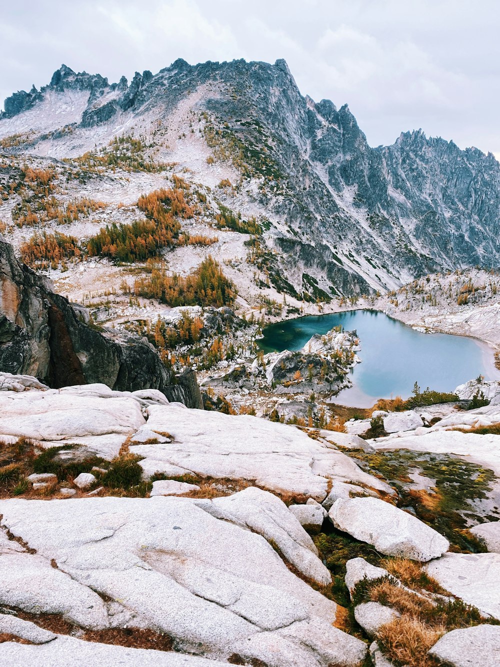 una montaña con un lago en medio