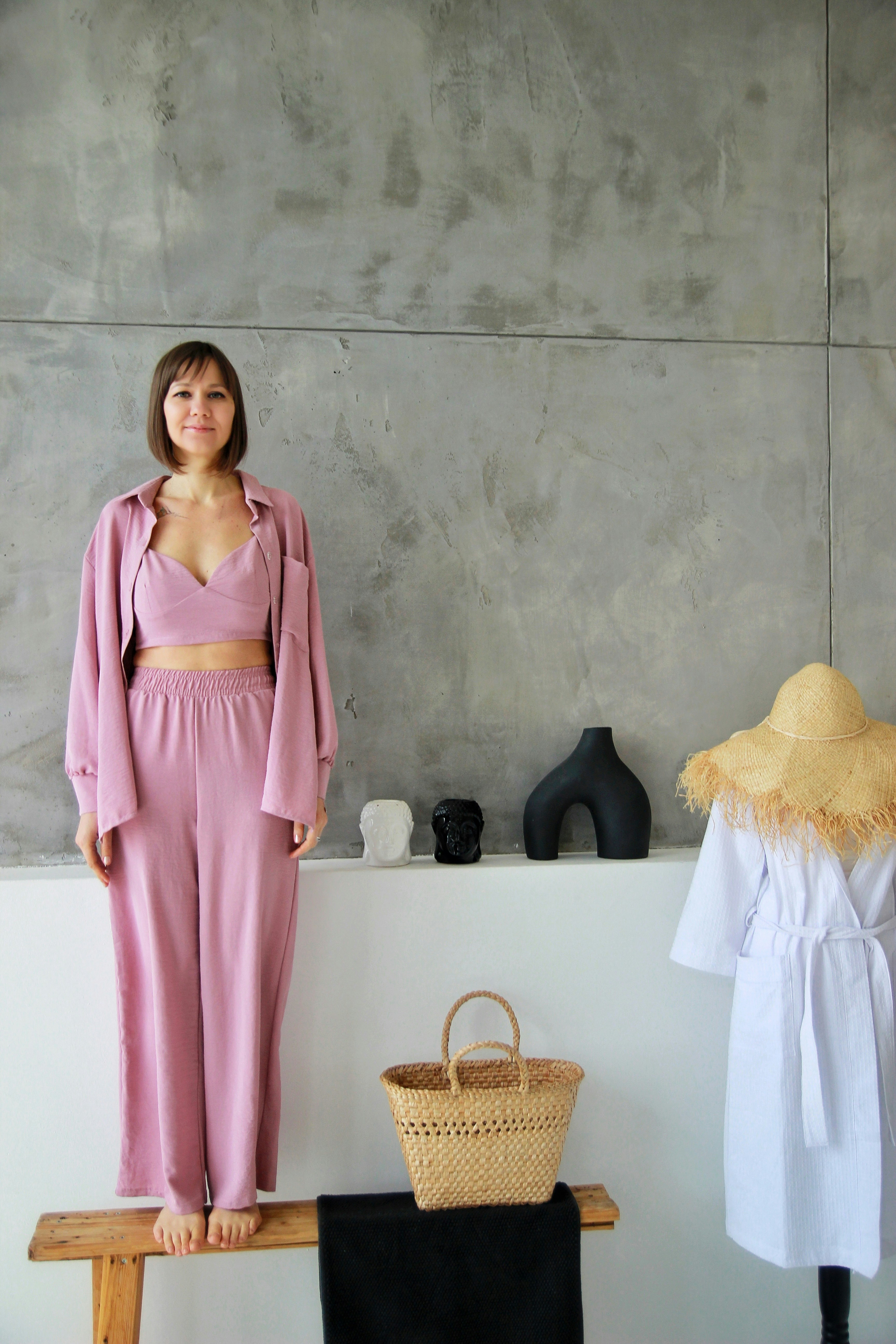 Diseñadores creando ropa cómoda para mujeres