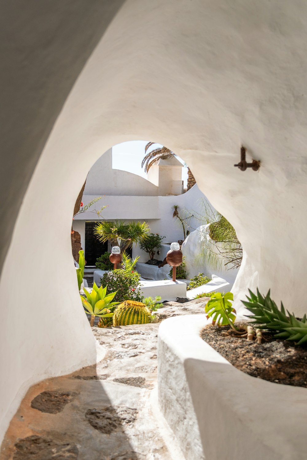 Una vista de un edificio blanco a través de un arco