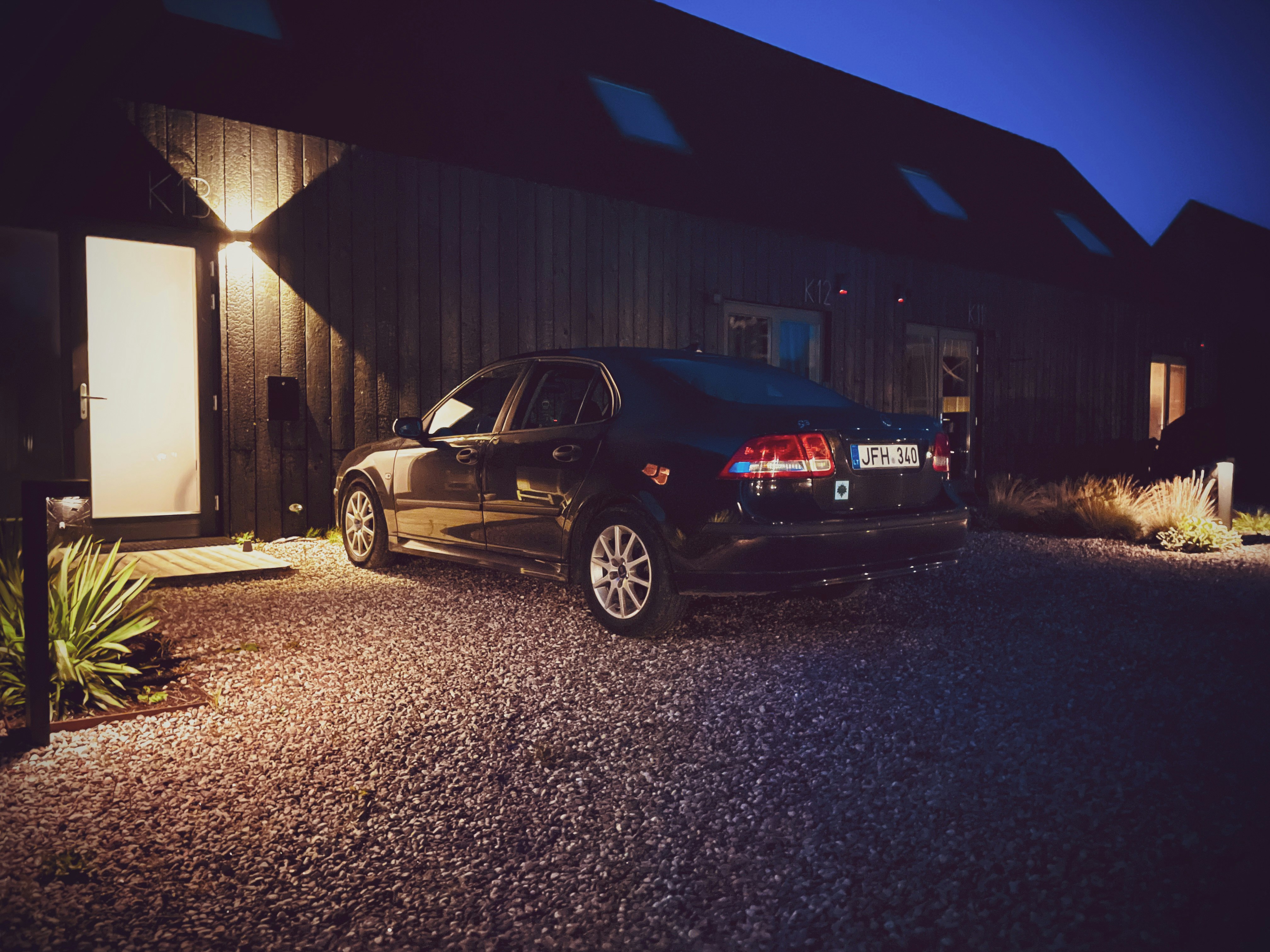 vintage saab wallpaper, wallpaper, Saab 900 Turbo: A Classic Swedish Sports Sedan 1