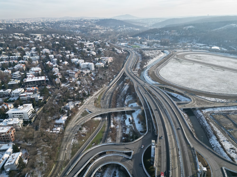 Luftaufnahme einer Autobahnkreuzung im Winter