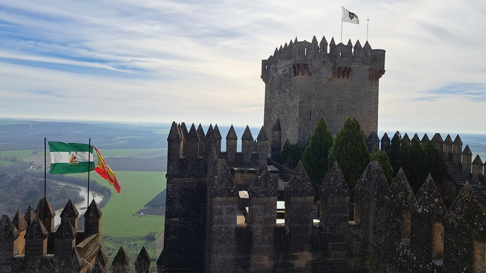 un château surmonté d’un drapeau