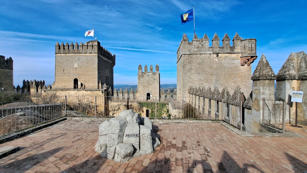 Un castillo con una bandera en la parte superior