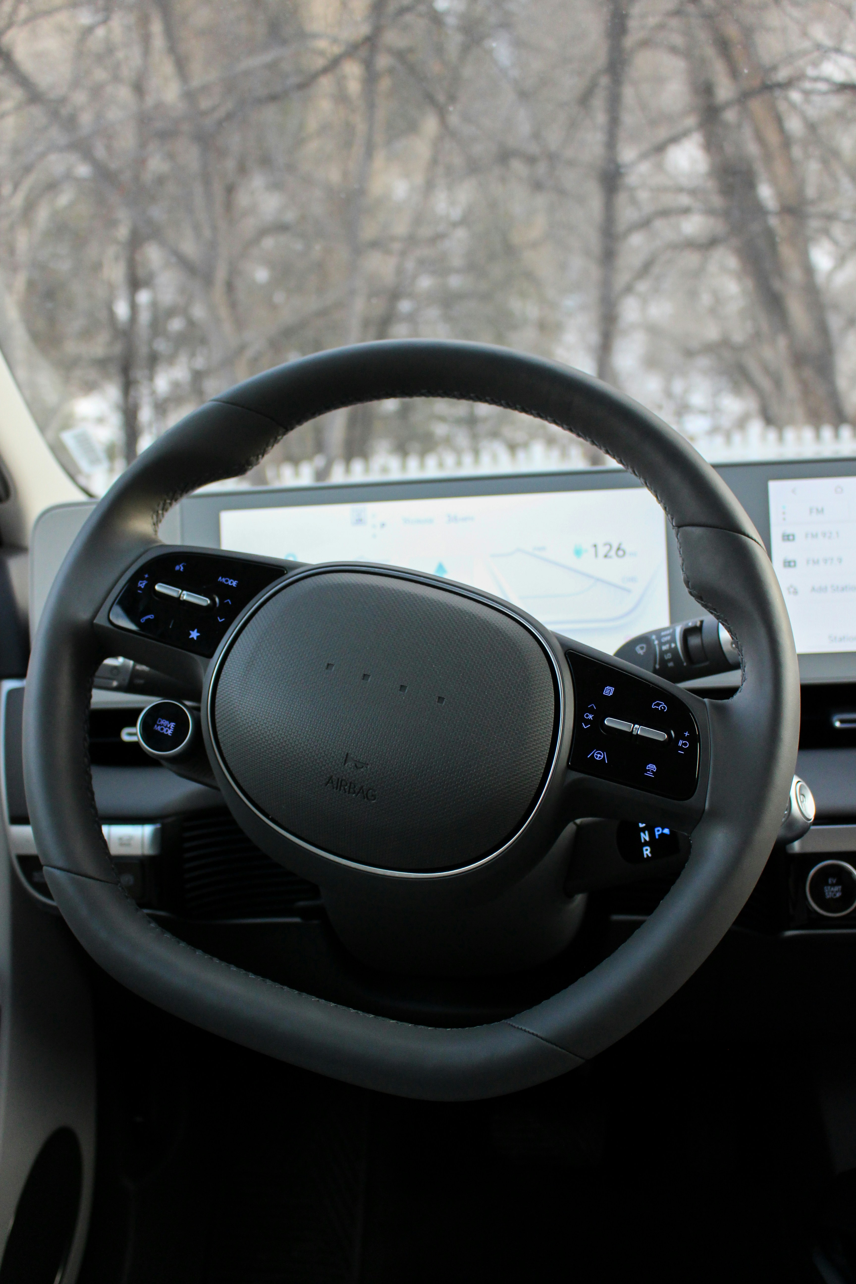Un salpicadero de un coche con volante