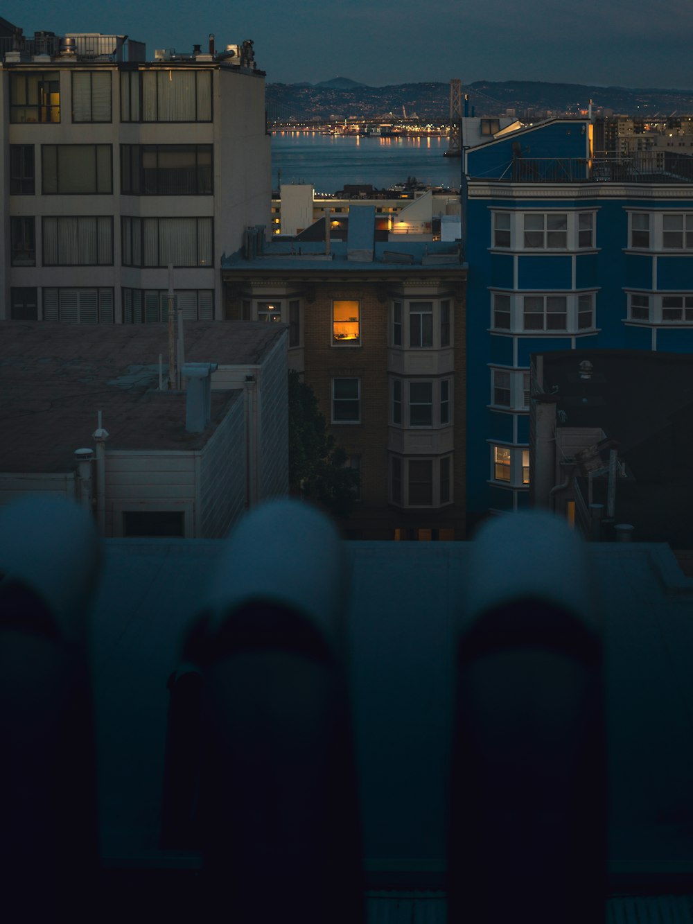 uma vista de uma cidade à noite a partir de um telhado