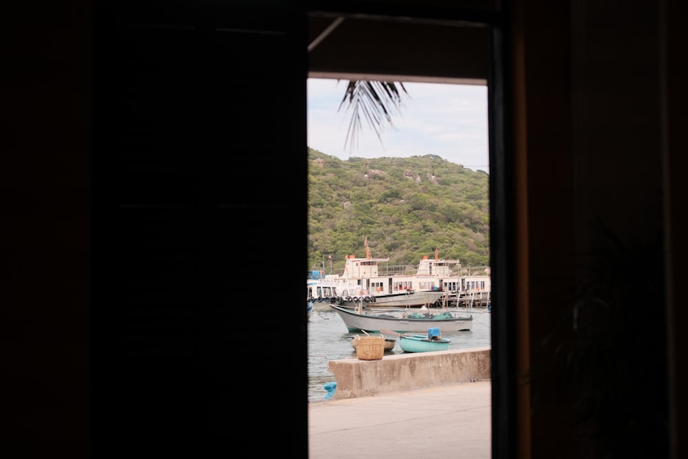 Una vista de un cuerpo de agua desde una ventana