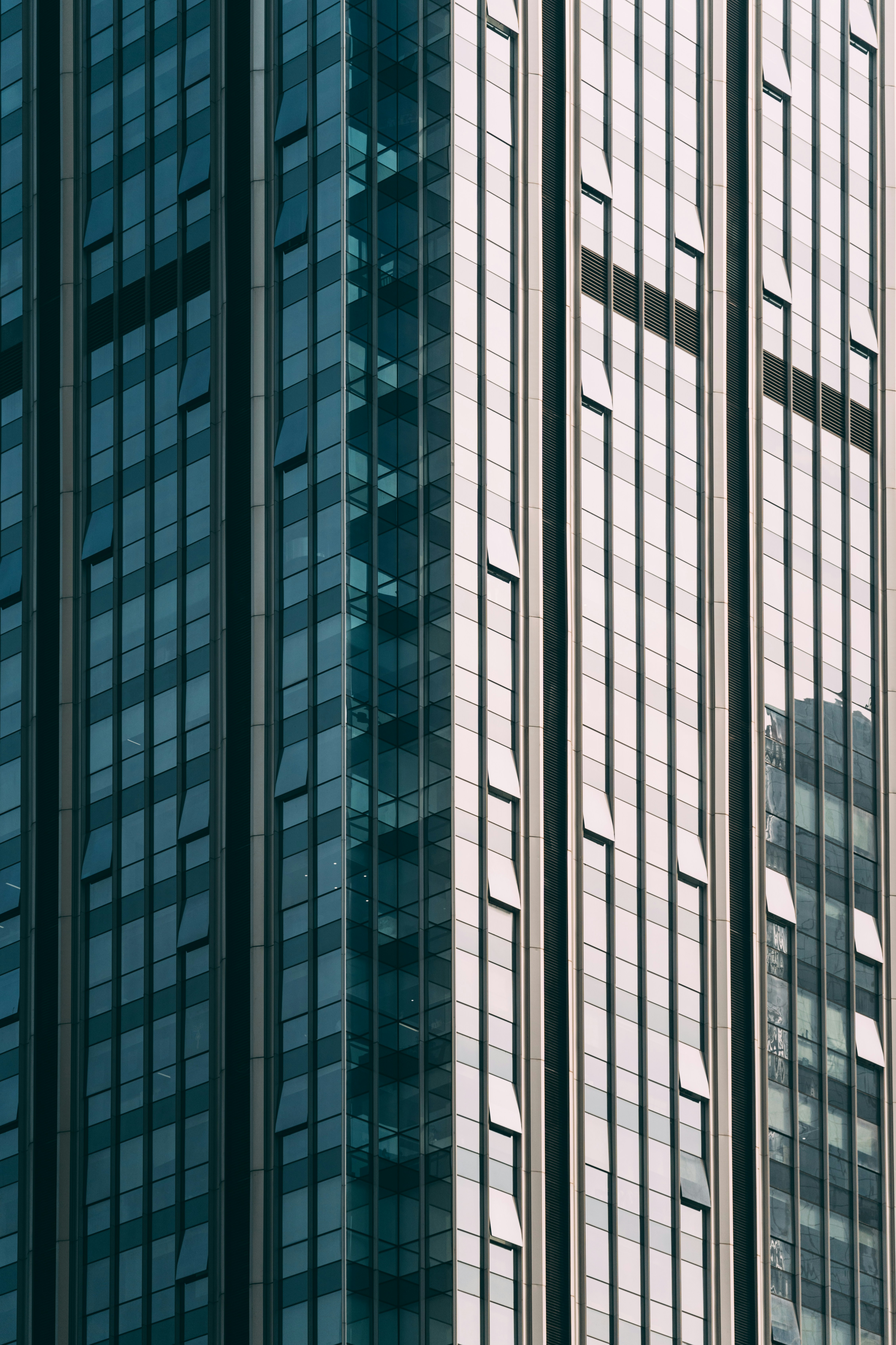 옆에 시계가 있는 높은 건물