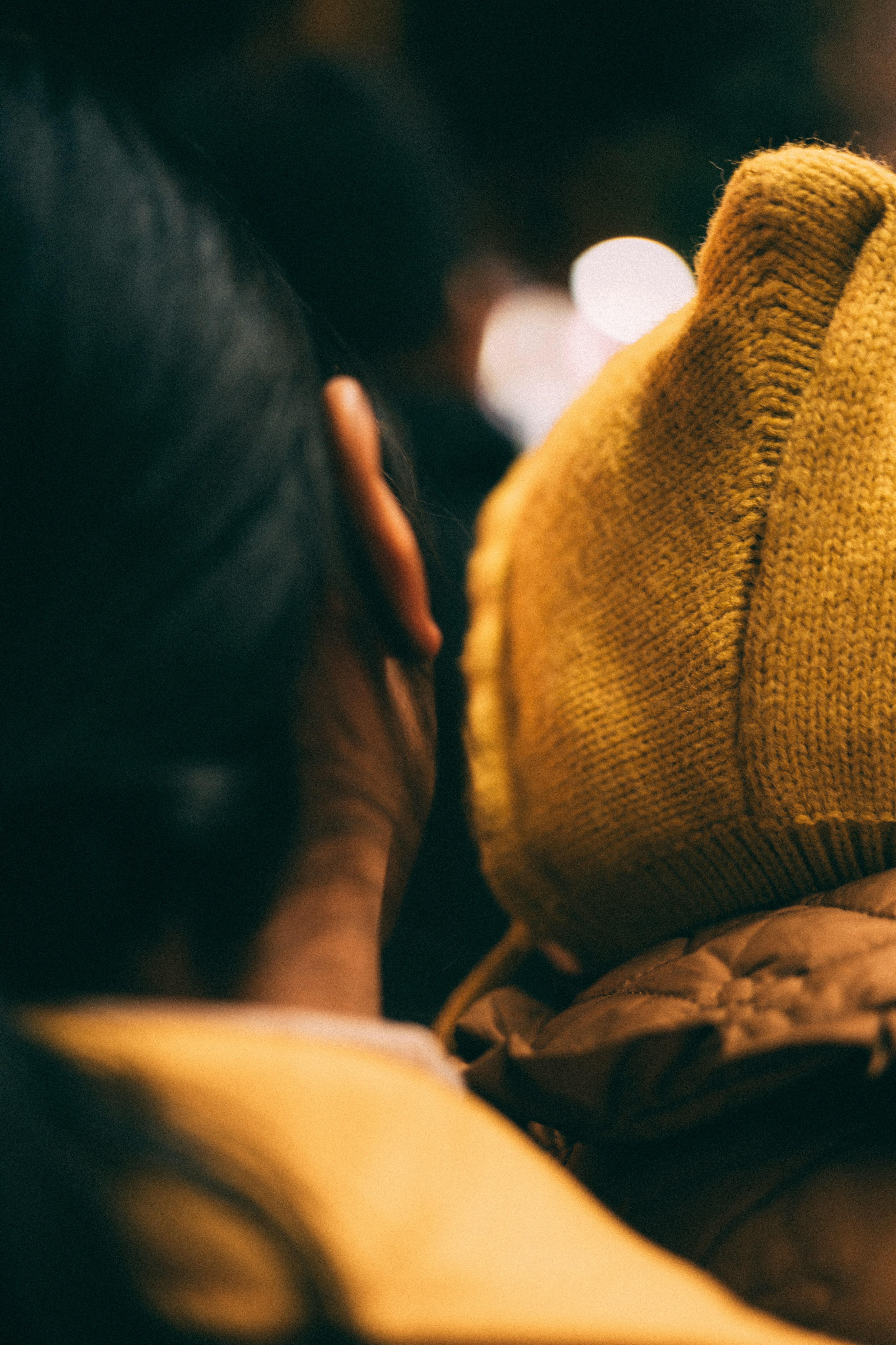 노란 모자와 재킷을 입은 사람