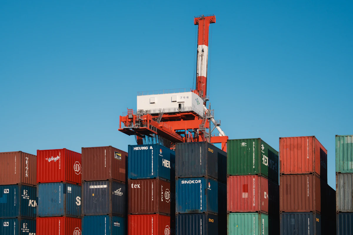 Kontainer impor siap diproses di area pelabuhan sebelum customs clearance