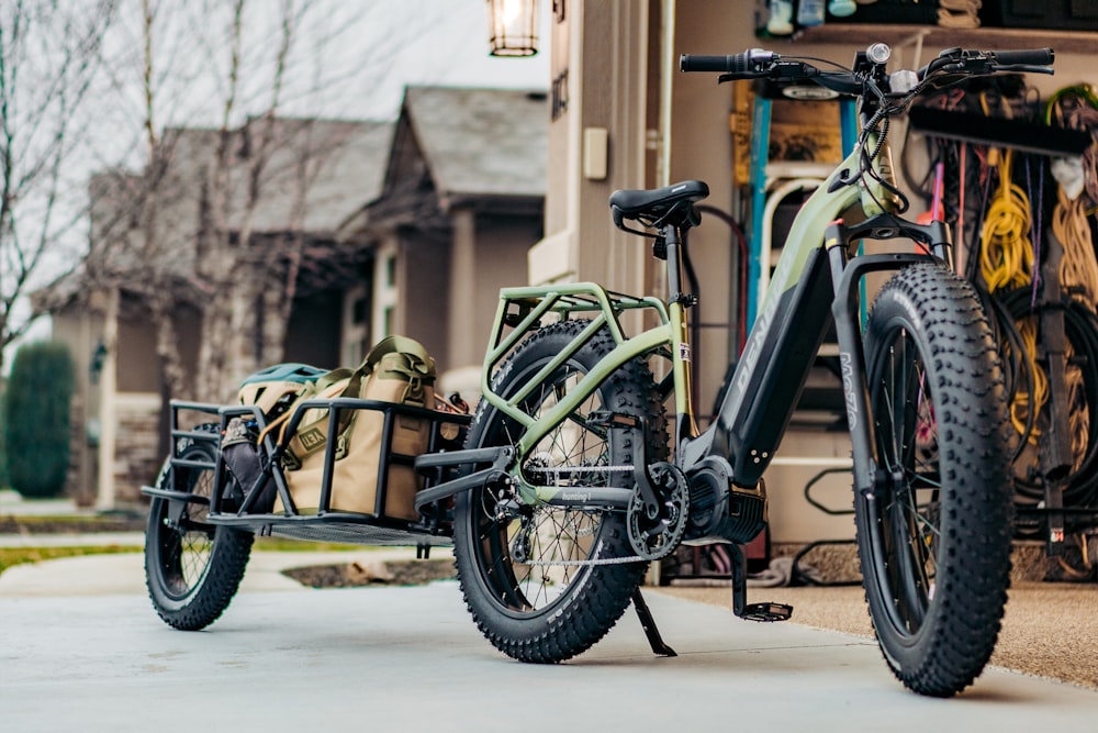 una bici con un sidecar attaccato ad essa