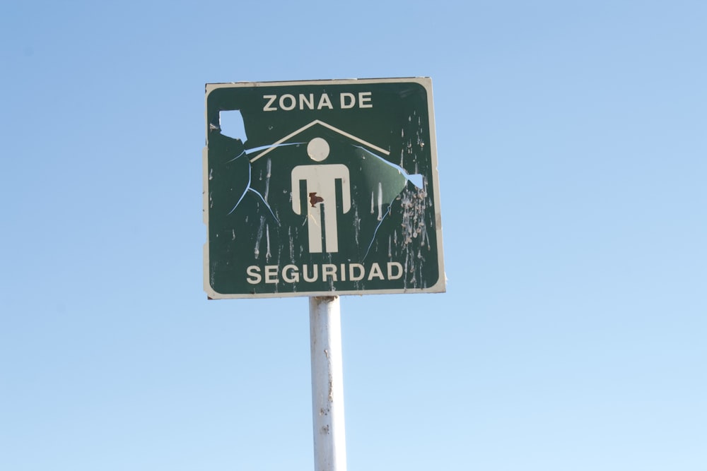 un cartello stradale con l'immagine di una persona