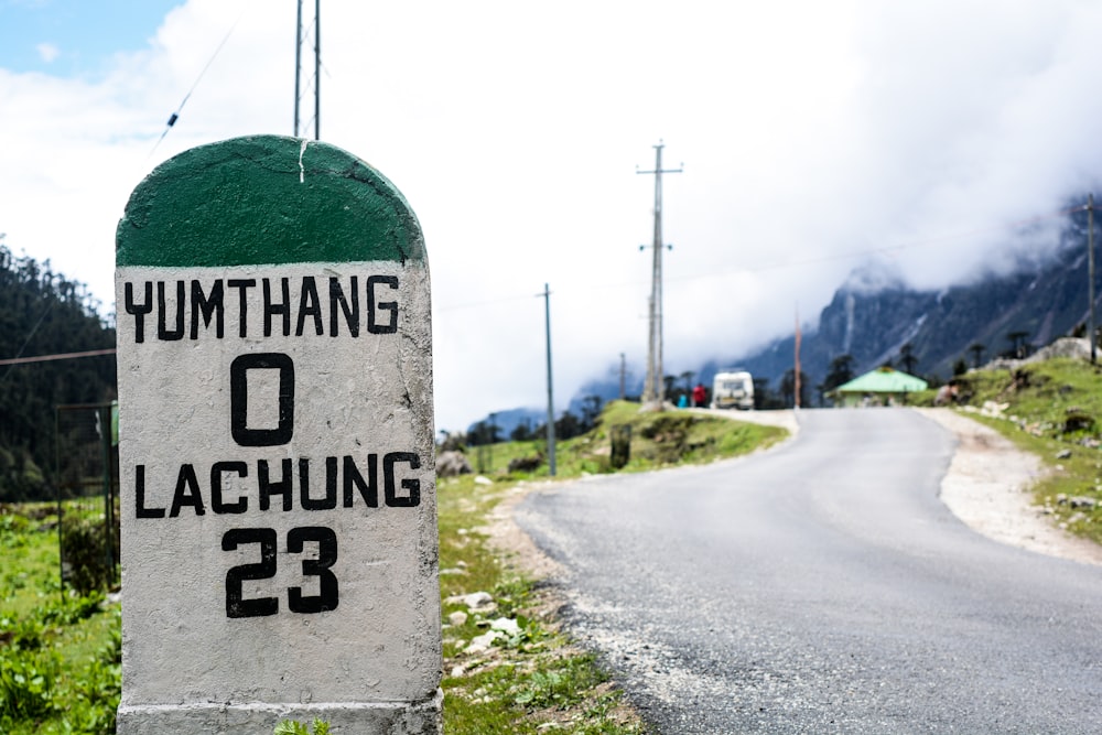 Un panneau sur le bord d’une route qui indique Lutthang 0 LAC