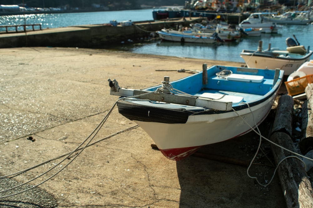 Un pequeño bote amarrado a un muelle