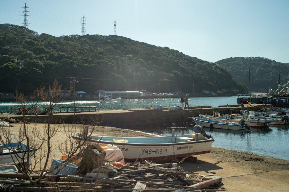 Un grupo de barcos sentados en la parte superior de una playa de arena