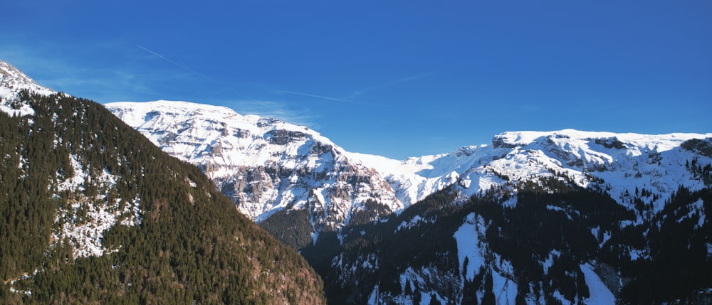 eine Gebirgskette mit schneebedeckten Bergen im Hintergrund