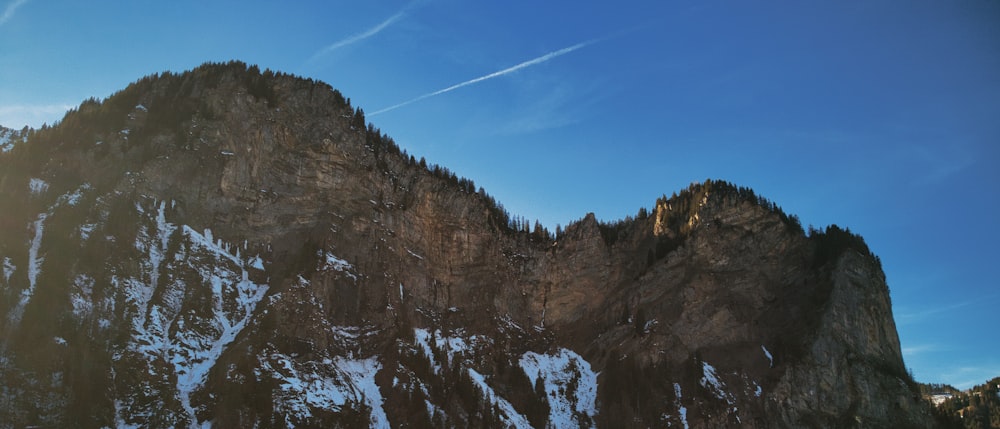 una montagna innevata con un cielo azzurro sullo sfondo