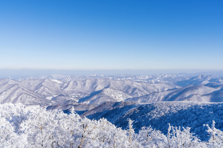 滑雪者搭乘纜車穿越韓國雪山