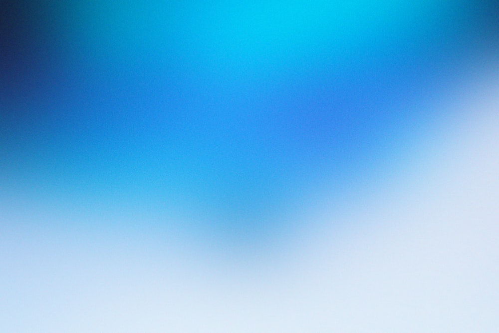 a blurry image of a blue and white background