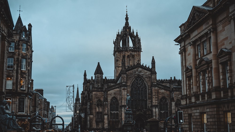 un edificio molto alto con un orologio su un lato