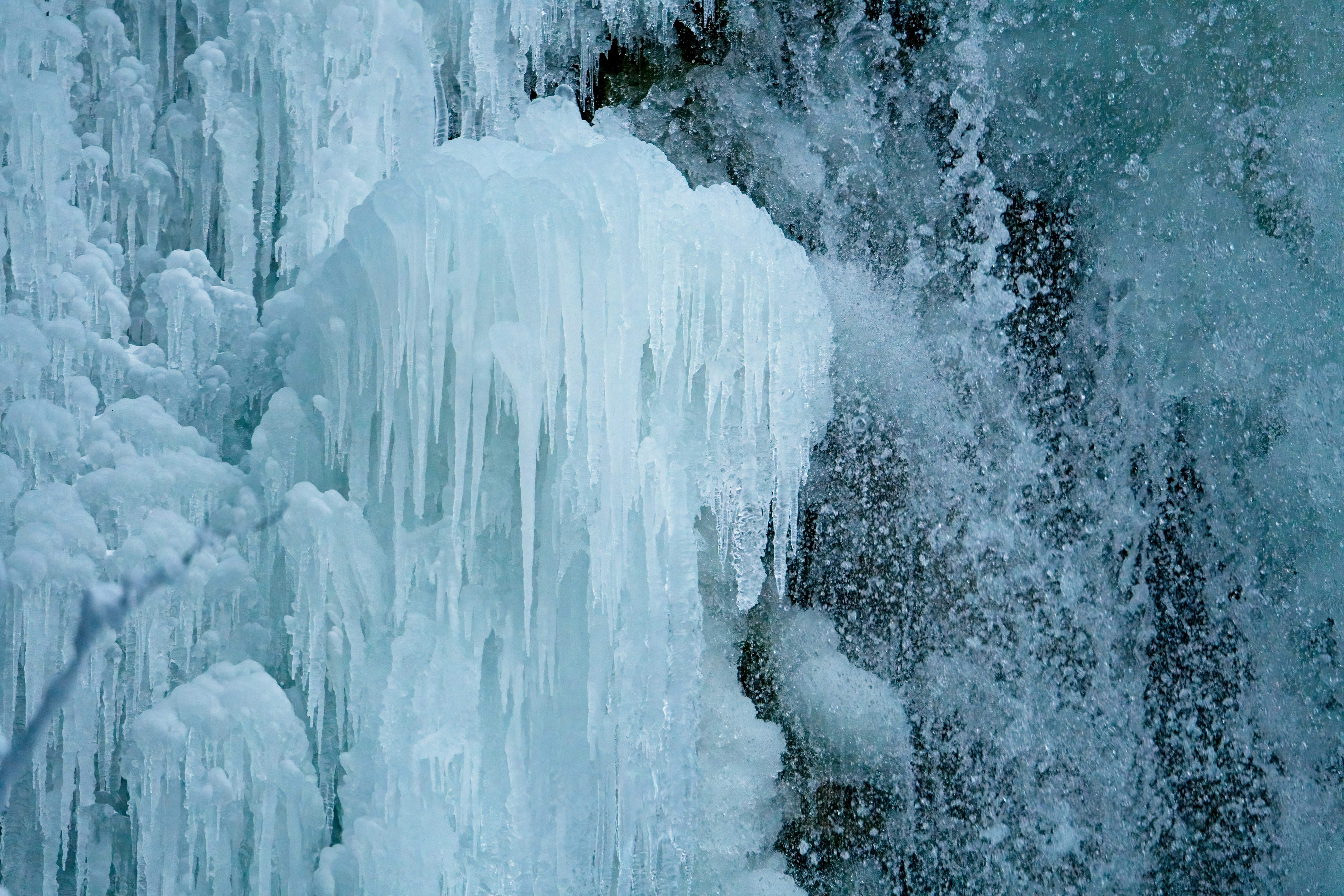 Carámbanos colgando de la rama de un árbol sobre una corriente de agua foto  – Imagen de Invierno gratuita en Unsplash, image size:3000x2000
