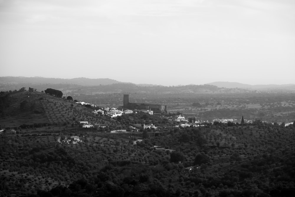 Una foto in bianco e nero di una città su una collina