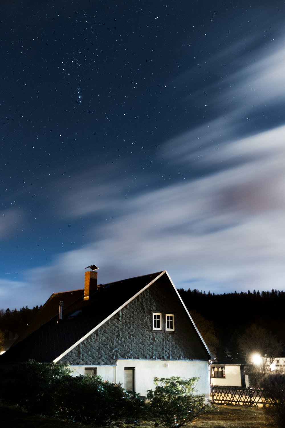 ein Haus mit einem Sternenhimmel im Hintergrund