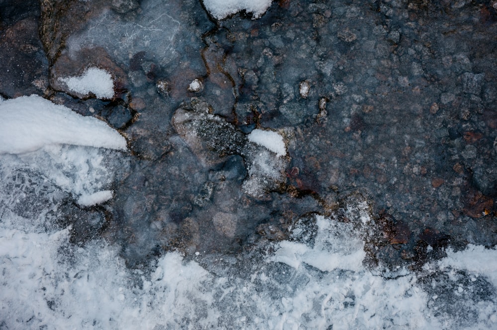 uma vista aérea de neve e gelo no chão
