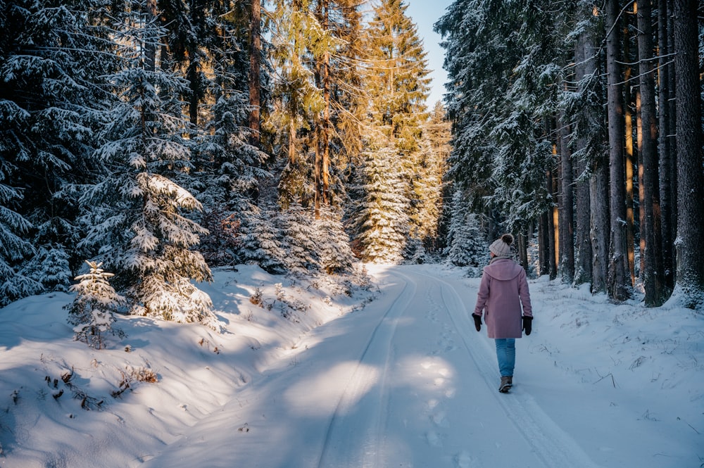 una donna che cammina lungo una strada innevata