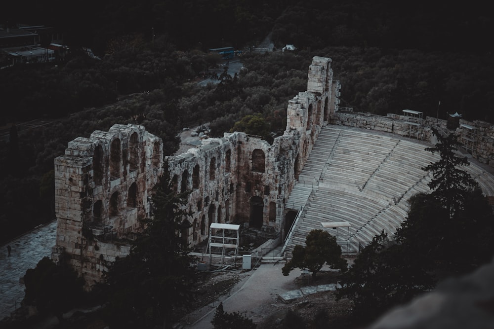 Vista aérea de un teatro en medio de un bosque