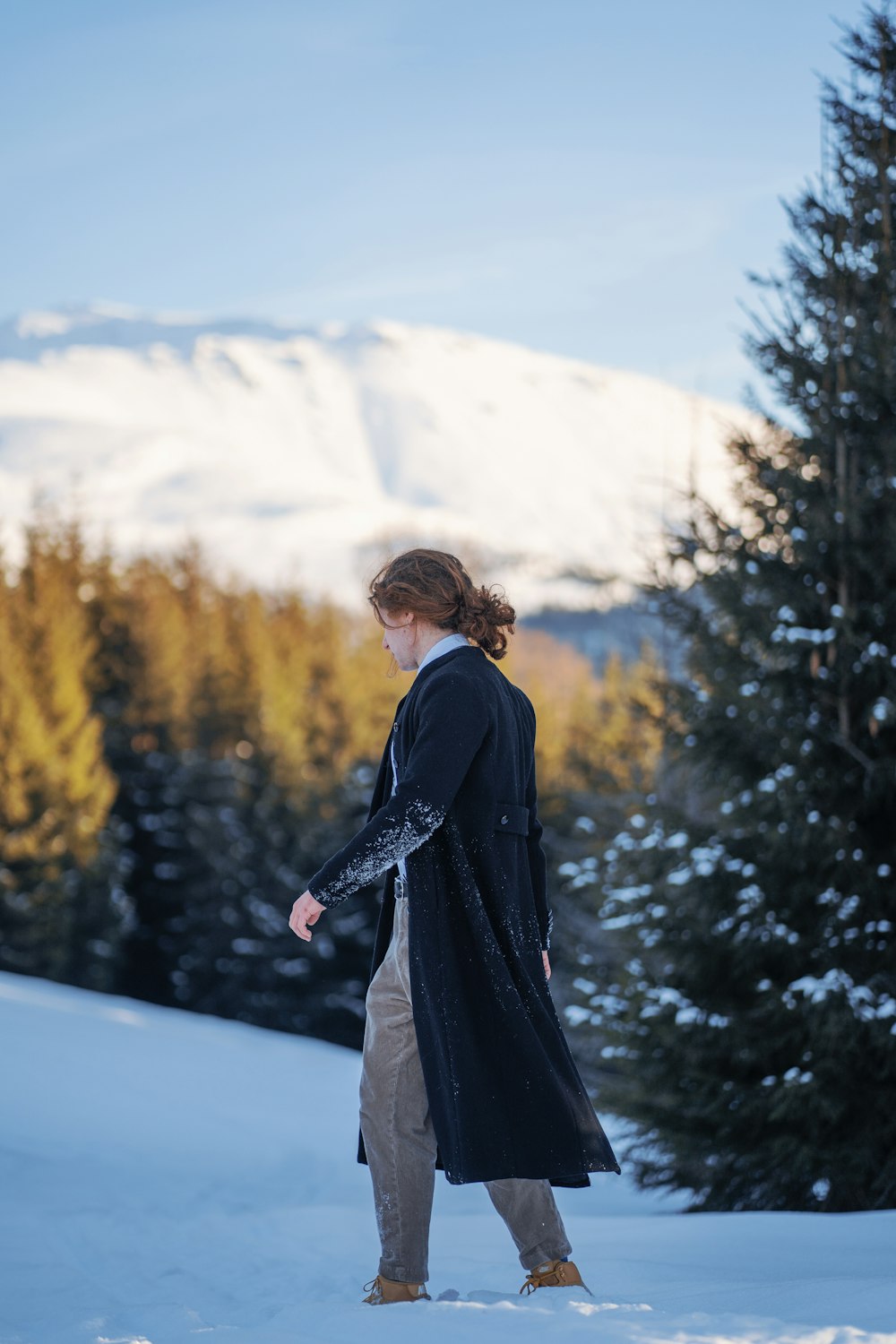 Mujer caminando por el camino en el parque en invierno. Relajación en la  naturaleza de la nieve. Mujer con ropa de abrigo, gorro de punto con pompón  y abrigo de piel Fotografía