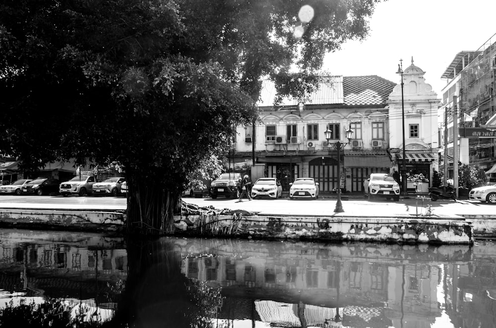 uma foto em preto e branco de uma rua da cidade