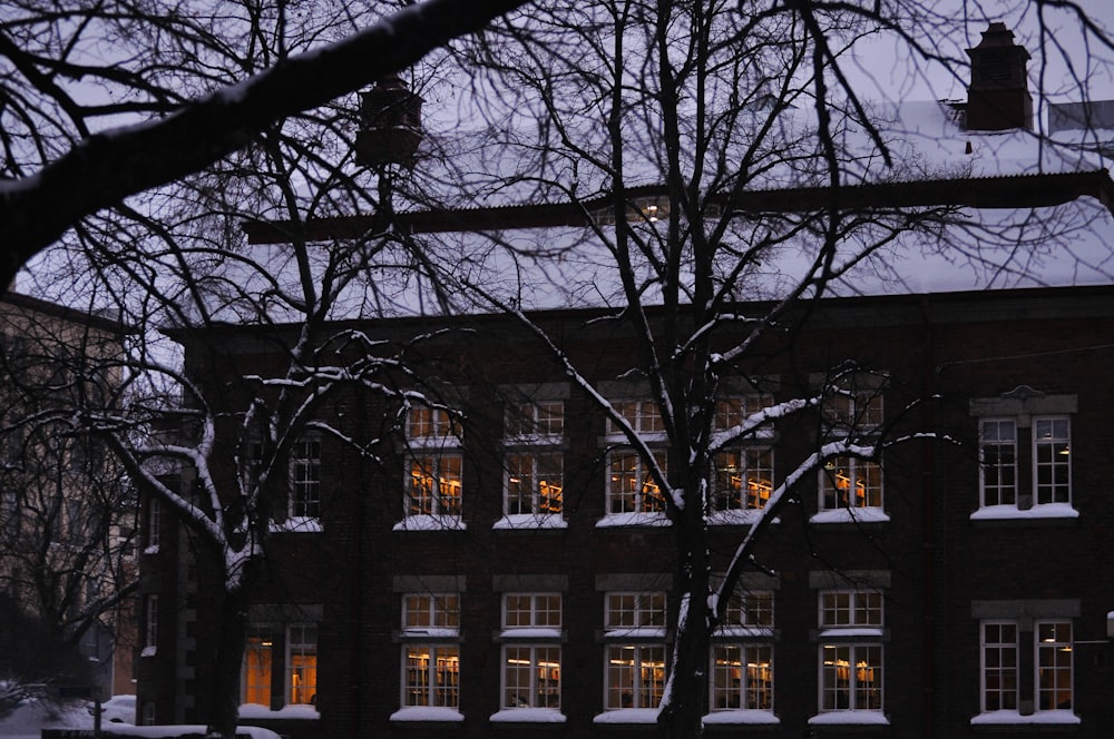 a building that has a lot of windows in it