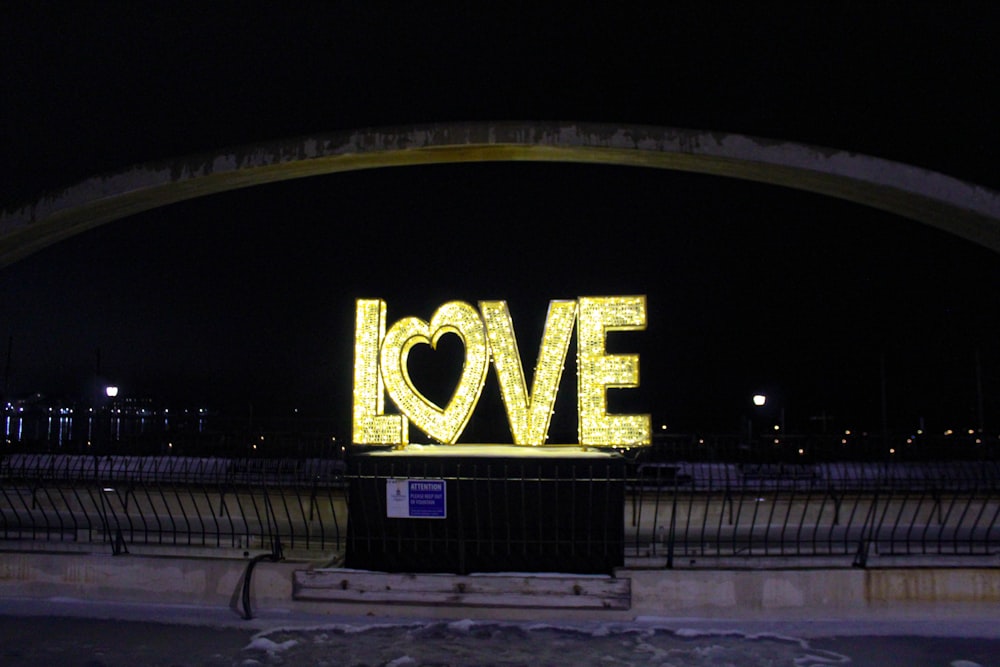 Un cartello luminoso che dice "Amo" nel cuore della notte