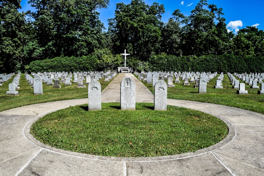 un cimetière avec une croix au milieu