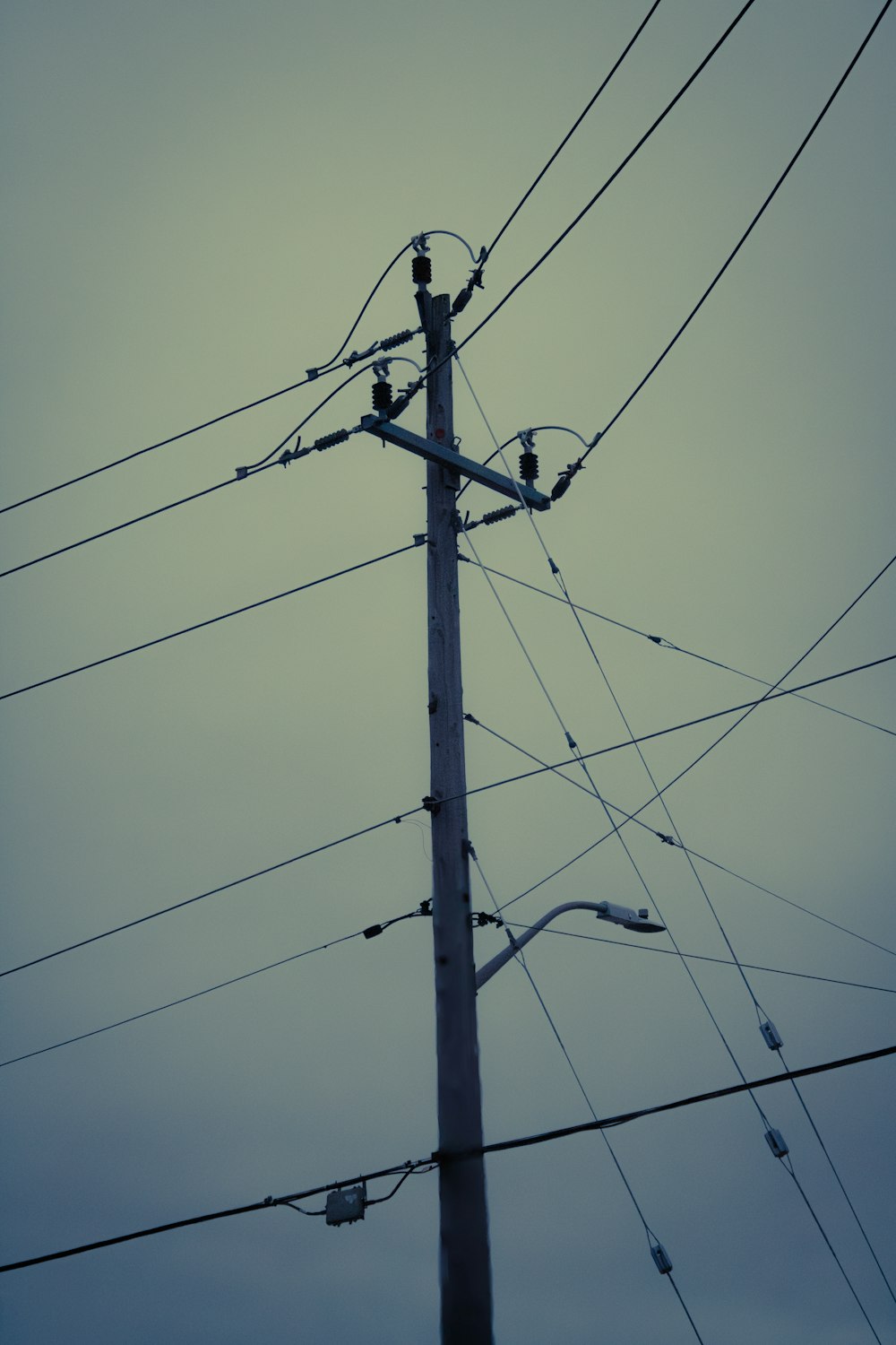 un poste telefónico con un montón de cables conectados a él