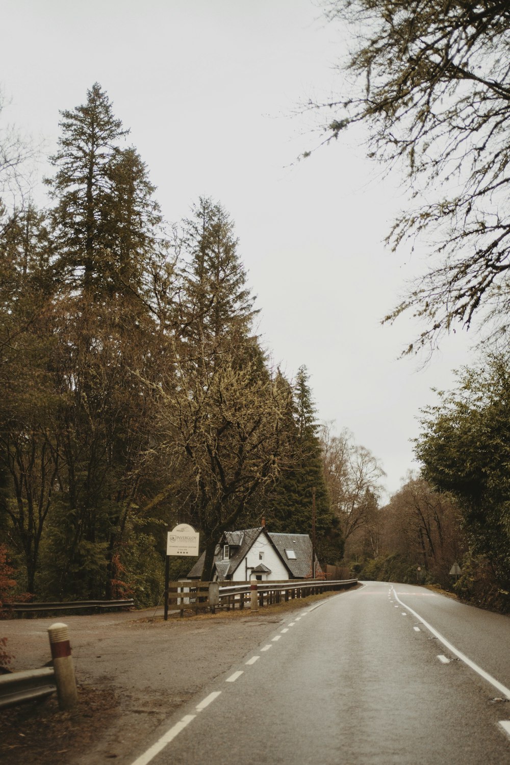 eine Straße mit einem Haus am Rand