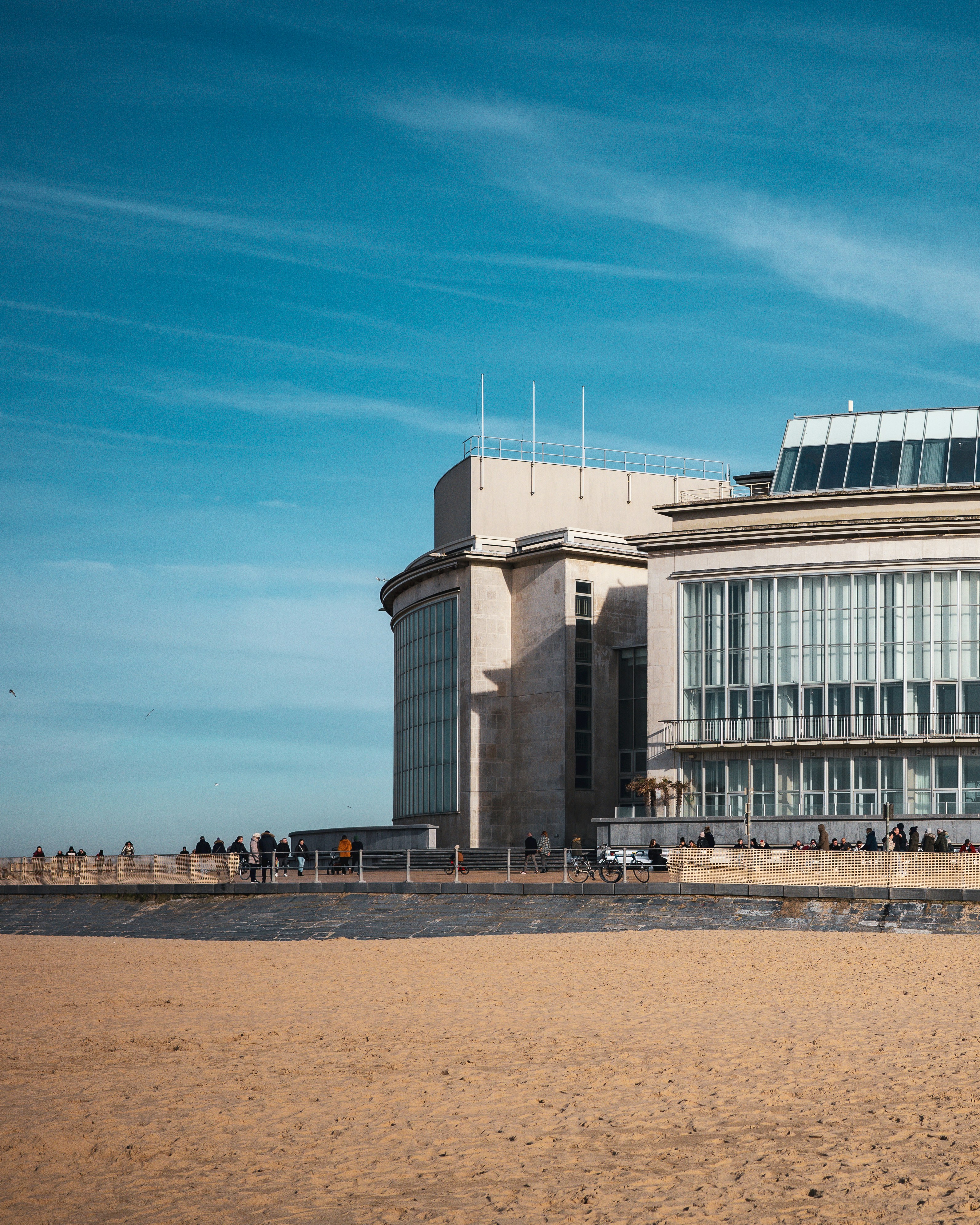Ein großes Gebäude mit vielen Fenstern