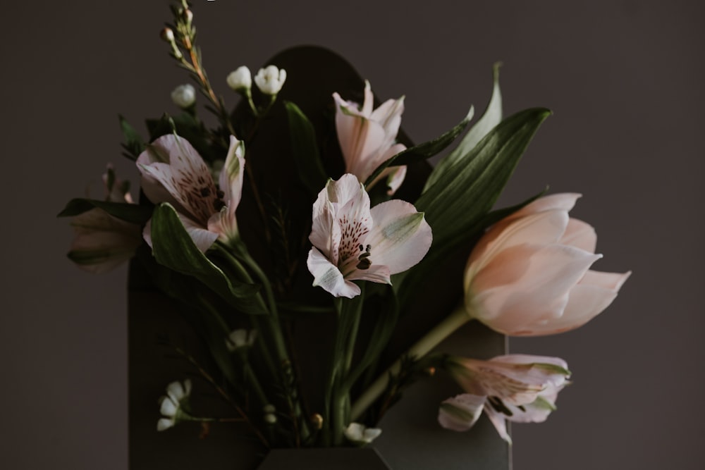 ein Blumenstrauß, der sich in einer Vase befindet