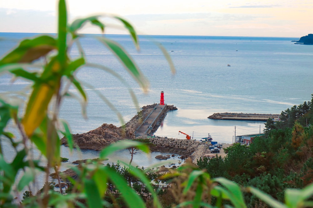 une vue d’un plan d’eau depuis une colline