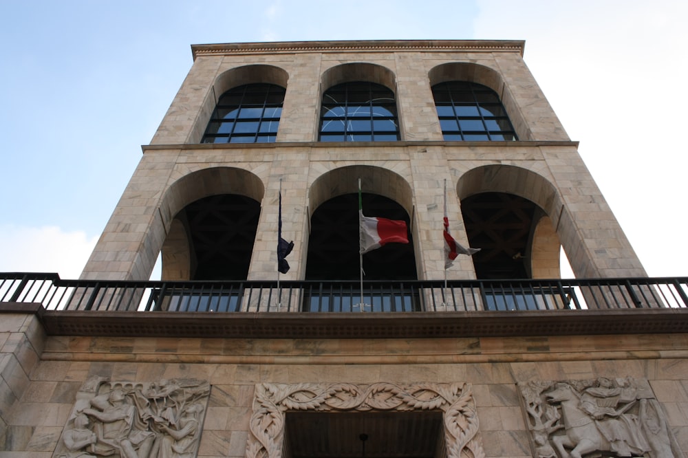 un edificio alto con un orologio sulla facciata