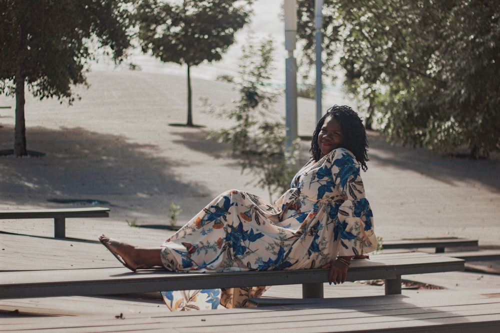 una donna seduta su una panchina in un parco